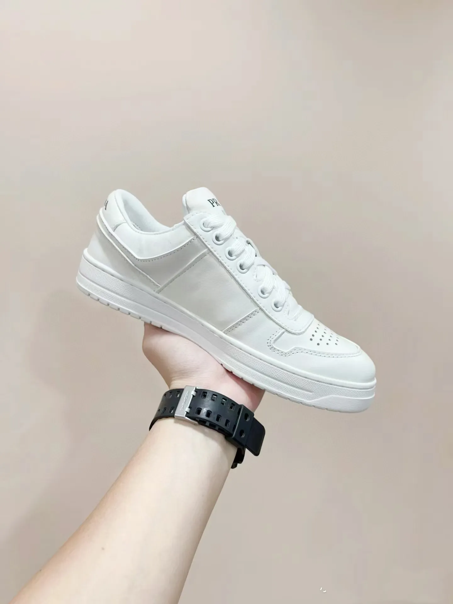 P380 Yuan 38-45 Prada Prada’s new men’s leather sports shoes, the highest version on the market, any comparison is welcome🆚! The original leather has excellent texture and is super high-end! Fetal sheep net lining imported from Italy, removable pad! Luxurious materials and fine workmanship, highly recommended!